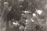 אבי-ורוני-בחצר-1960