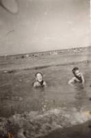 רוני ויעקוב בחוף בת גלים 1955