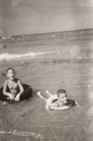 רוני ויעקוב בחוף בת גלים1955