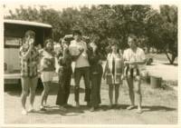 בסחנה עם חברים 1971