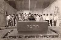קבר הרצל בטיול לירושליים 1968