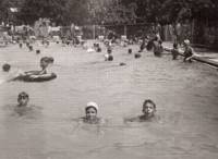 רוני וסבי בירכת חנה סנש 1968